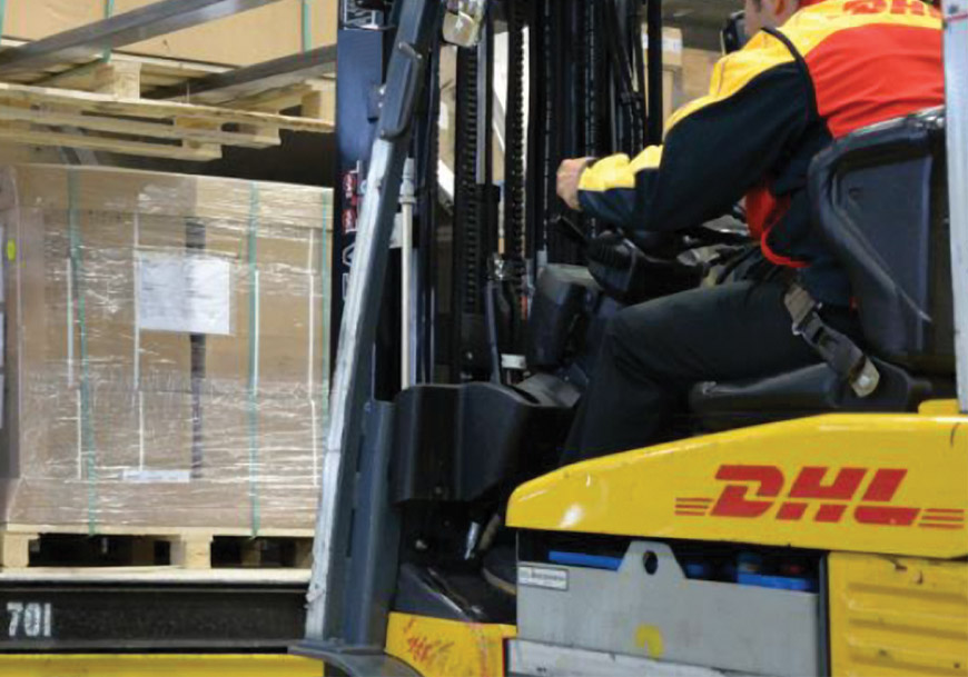 DHL pallet heftruck