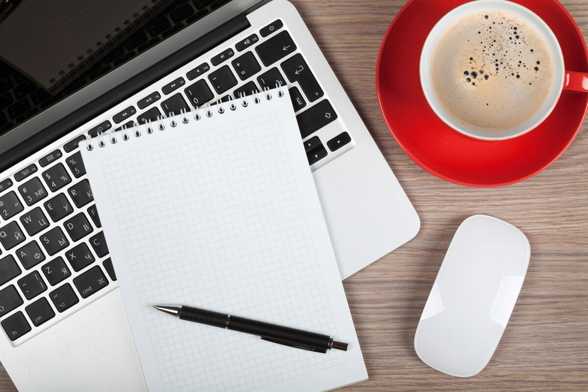 laptop schrijfblok koffie