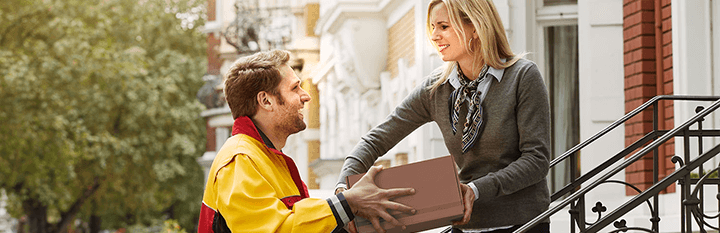 DHL bezorger levert pakket